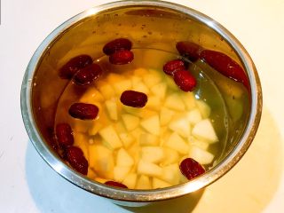 12、冰糖雪梨莲子羹,把雪梨块和若羌红枣放入锅中