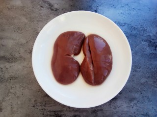 1、爆炒腰花,准备猪腰两个