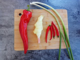 2、爆炒腰花,红尖椒一个、生姜一块（这个是新上市的嫩姜）、小米辣四个、葱两根
