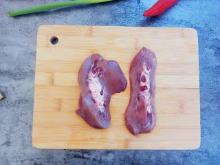 3、爆炒腰花,猪腰对半切开