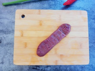 4、爆炒腰花,轻轻的把猪腰中间白色的东西去掉，这一步比较麻烦，但是必须要弄干净，不然会有膻味