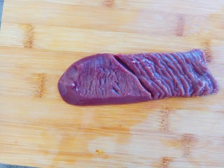 5、爆炒腰花,处理干净的猪腰鲜这样斜切，一定要切薄一些