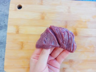 6、爆炒腰花,切的时候注意不要切断了