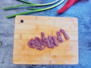 8、爆炒腰花,然后再切成小条，大概尾指宽