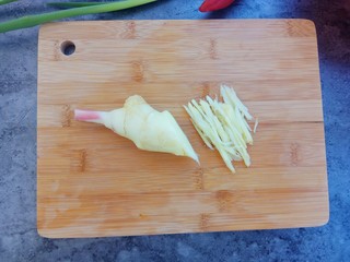 10、爆炒腰花,生姜洗干净切成细丝