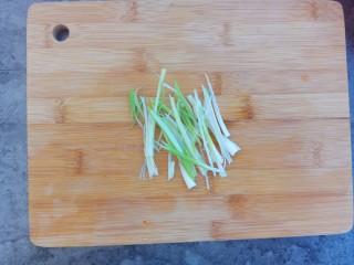 13、爆炒腰花,葱切丝备用