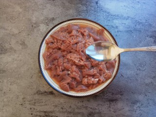 15、爆炒腰花,猪腰捞出装入盘中，放入一勺料酒，一白醋去腥