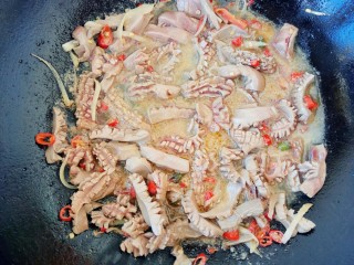 17、爆炒腰花,倒入腰花翻炒