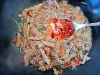 18、爆炒腰花,这时候一定要大火快炒，再来一勺豆瓣酱