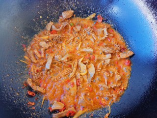 19、爆炒腰花,翻炒一会儿，把豆瓣酱的红油炒出