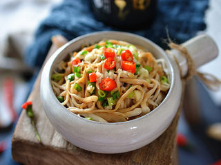 13、凉拌手撕杏鲍菇,最后把热油浇到葱花、蒜末上炸出香味,食用时拌匀即可