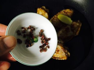 14、红烧鸡翅,倒入花椒