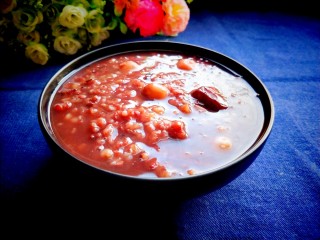 1、桂圆莲子八宝粥,成品图来一张，美美哒！