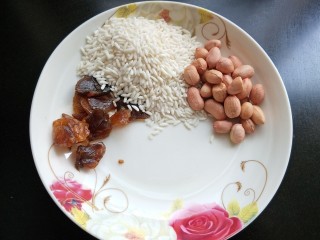 4、桂圆莲子八宝粥,准备花生。