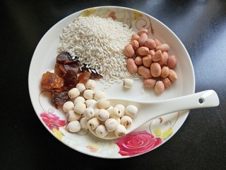 5、桂圆莲子八宝粥,准备莲子。