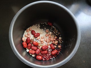 9、桂圆莲子八宝粥,放入电压力锅中，洗净。