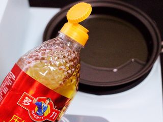 8、家常辣炒土豆丝,锅中倒入花生油烧热后。