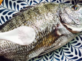 2、美味家烧+红烧鱼,鱼背上划三刀，1小茶匙盐涂抹均匀