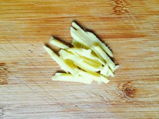 6、美味家烧+红烧鱼,姜洗净去皮切丝备用