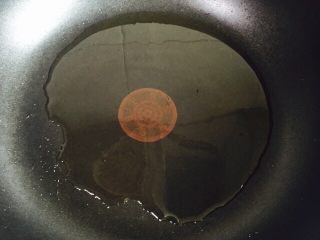 8、美味家烧+红烧鱼,锅中倒入花生油加热至七成热