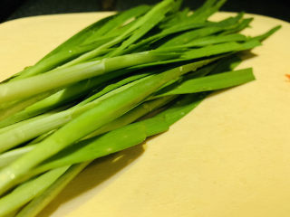 3、韭菜炒豆芽,洗干净的韭菜放粘板上；