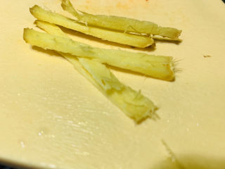 9、韭菜炒豆芽,姜洗净，切丝，待用；