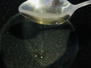 10、韭菜炒豆芽,锅里下油；