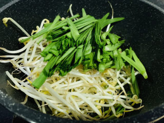 14、韭菜炒豆芽,加入韭菜叶，迅速翻炒，依然大火；