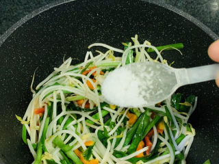 17、韭菜炒豆芽,加少许盐；