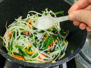 18、韭菜炒豆芽,加少许味精调味；