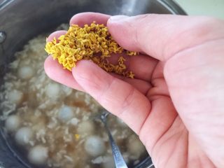 7、快手小食 酒酿圆子,关火，撒上一点干桂花后盛出