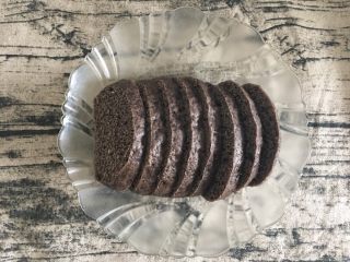 1、鸡蛋煎杂粮馒头,杂粮馒头切片(自制的杂粮馒头,如果嫌麻烦可买现成的馒头)