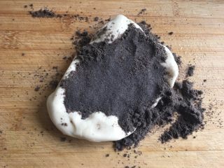 2、鸡蛋煎杂粮馒头,加入适量的黑芝麻粉(黑芝麻、核桃、黑豆、红枣等磨成的粉)