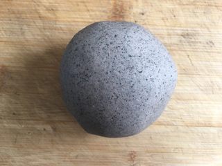 3、鸡蛋煎杂粮馒头,揉成一个光滑的面团,放置温暖处醒发,最后做成馒头形状上锅蒸熟。