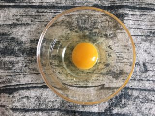 5、鸡蛋煎杂粮馒头,敲入碗中