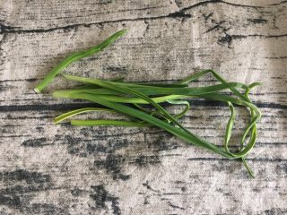 7、鸡蛋煎杂粮馒头,葱、蒜少许,切碎