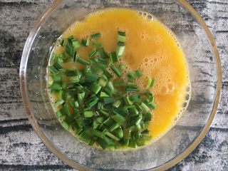 8、鸡蛋煎杂粮馒头,加入蛋液中,与鸡蛋混合均匀