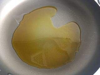 9、鸡蛋煎杂粮馒头,热锅倒入油