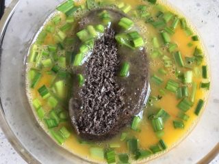 10、鸡蛋煎杂粮馒头,馒头片放入蛋液中