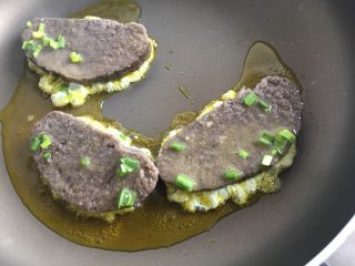 11、鸡蛋煎杂粮馒头,将其放入油中煎制