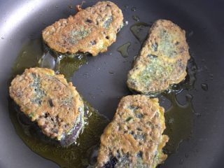 12、鸡蛋煎杂粮馒头,煎制到两面表面金黄翻面即可