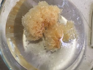 1、红枣雪梨枸杞银耳汤,干银耳用水泡发。
