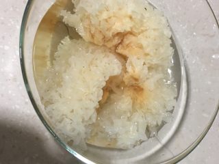 2、红枣雪梨枸杞银耳汤,泡发好的银耳体积增大一倍、雪白柔软。