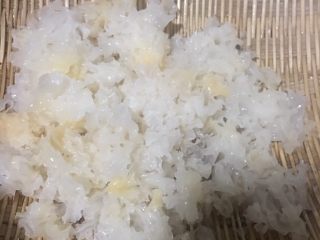 4、红枣雪梨枸杞银耳汤,沥干水分。