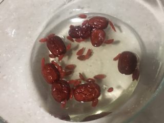 5、红枣雪梨枸杞银耳汤,红枣枸杞洗净沥干水分。