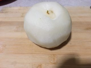 6、红枣雪梨枸杞银耳汤,雪梨去皮。