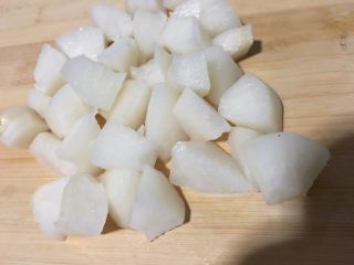 7、红枣雪梨枸杞银耳汤,去核、切成丁。