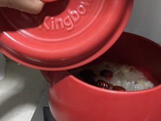 9、红枣雪梨枸杞银耳汤,倒入清水，清水淹过食材高出一寸左右。