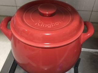 10、红枣雪梨枸杞银耳汤,大火烧开后转小火煨1小时左右，至银耳熟烂成汁，关火后放凉，砂锅烧热后温度较高，期间操作要戴手套防烫伤。