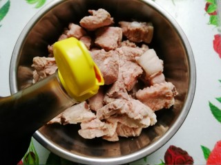 2、萝卜炖排骨,倒入红烧酱油